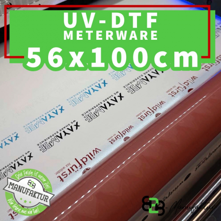 UV-DTF Meterware 56 × 100 cm – gedruckte Folie auf Rolle mit B2B-Manufaktur Logo. Zeigt das Material vor dem Zuschnitt auf der Druckmaschine.